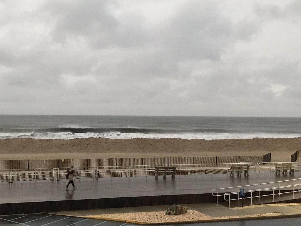Looks like a good day for some surf and wave photos